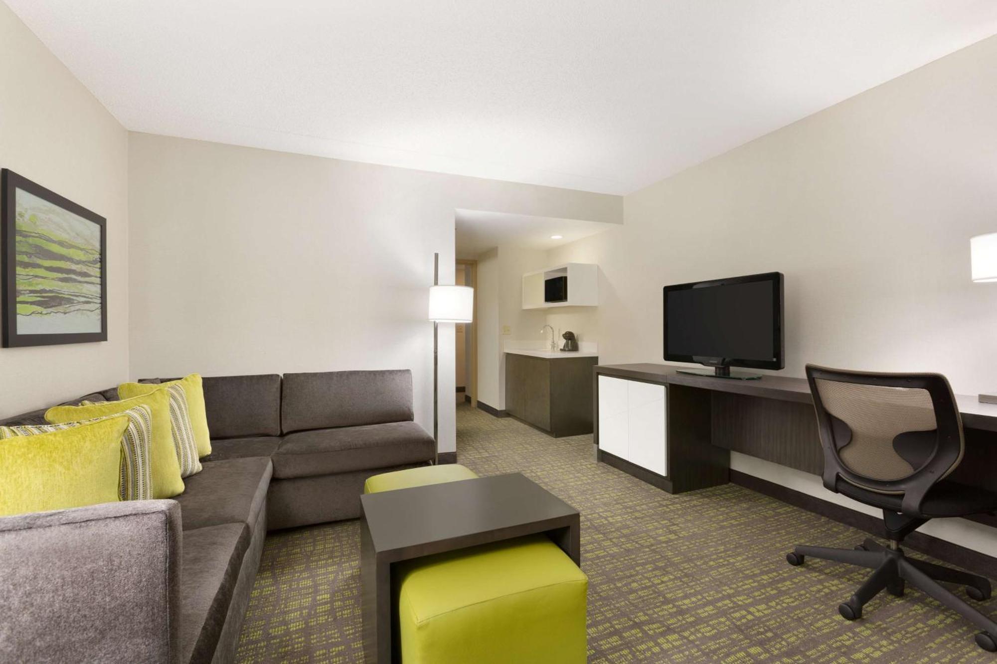 Embassy Suites Newark - Wilmington/South Экстерьер фото